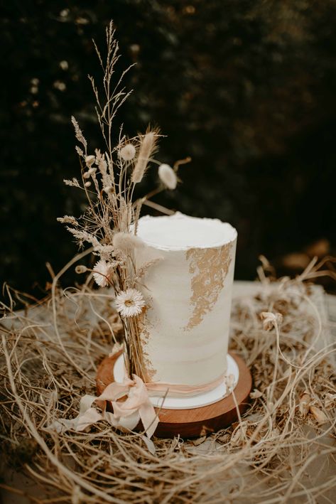 White and Gold Wedding Cake with Dried Grasses Decor Dried Flowers Cake Decoration, Dried Flowers Wedding Cake, Cake With Dry Flowers, Wedding Cake Dried Flowers, Sequoia Elopement, Dried Flowers For Wedding, Boho Groom, Wheat Wedding, White And Gold Wedding Cake