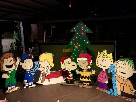 Charlie Brown Parade Float Ideas, Charlie Brown Christmas Parade Float, Charlie Brown Christmas Float, Peanuts Christmas Yard Decorations, Charlie Brown Christmas Play Props, Peanuts Christmas Lawn Decorations, Peanuts Christmas Wood Cutouts, Snoopy Yard Art Christmas, Stacked Presents