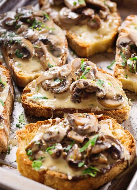 Mushroom Bruschetta Recipe, Bruschetta With Mozzarella, Mozzarella Recipe, Italian Recipes Appetizers, Grill Sandwich, Mushroom Toast, Mushroom Dish, Mozzarella Recipes, Thanksgiving Appetizers