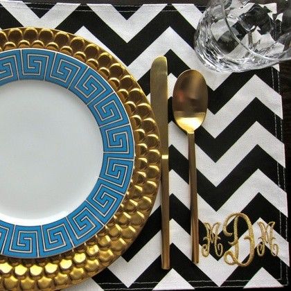 love the gold Diy Fotokabine, Beautiful Table Settings, Chinoiserie Chic, Décor Diy, Boho Home, Blue And Gold, Beautiful Table, Christmas Inspiration, Wedding Trends