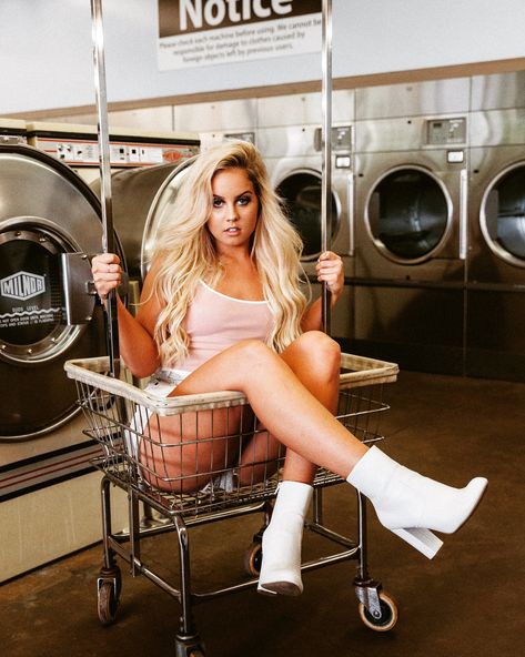 Vintage Laundromat Photoshoot, Laundry Photoshoot Ideas, Laundry Mat Photoshoot Vintage, Laundromat Photoshoot Aesthetic, Laundry Matt Photoshoot, Washateria Photoshoot, Washing Machine Photoshoot, Laundrette Photoshoot, Laundry Room Photoshoot