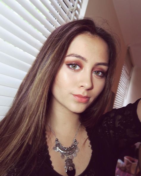 Munamunum do doo da doo doo Jasmine Thompson, Doo Doo, Pop Culture, Diamond Necklace, Hair Makeup, Chain Necklace, Instagram Post, Instagram Photo, Celebrities