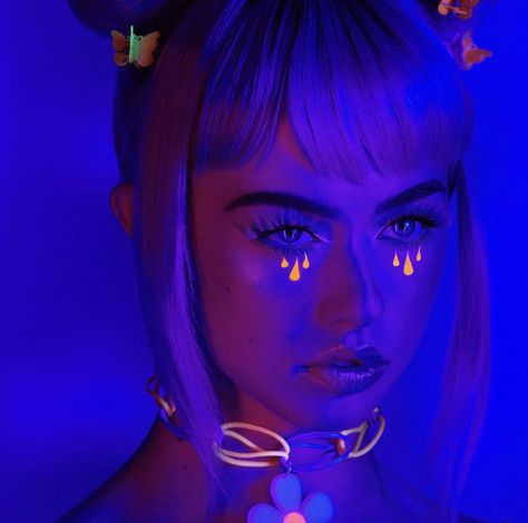 Blacklight Makeup Ideas, Uv Eyeliner Looks, Glow In The Dark Face Paint, Neon Face Paint Ideas Simple, Neon Party Makeup Ideas, Uv Makeup Ideas, Neon Party Makeup, Neon Face Paint Ideas, Rave Face Paint