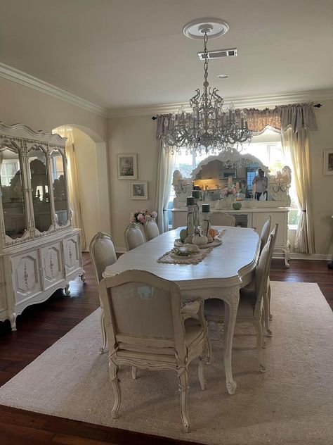 Uni Apartment, French Cottage Home, French Country Decorating Living Room, Shabby Chic Dining Room, French Country Dining Room, Country Dining Rooms, French Country Dining, Home Design Living Room, French Country Decorating