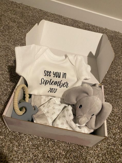 I’m Pregnant Surprise Ideas, Baby Box Announcing Ideas, Baby Surprise Announcement Grandparents, Surprise Grandparents With Pregnancy, Pregnancy Announcement Basket, Pregnancy Announcement Box Ideas, Baby Surprise Announcement, Pregnancy Announcement To Parents, Baby Dust