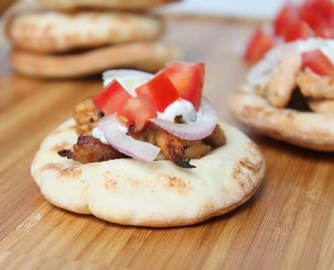 Healthy Gyros, Healthy Gyro, Gyro Seasoning, Gyro Recipe, Bite Size Food, Wedding Appetizers, Slider Recipes, Greek Recipes, How To Cook Chicken