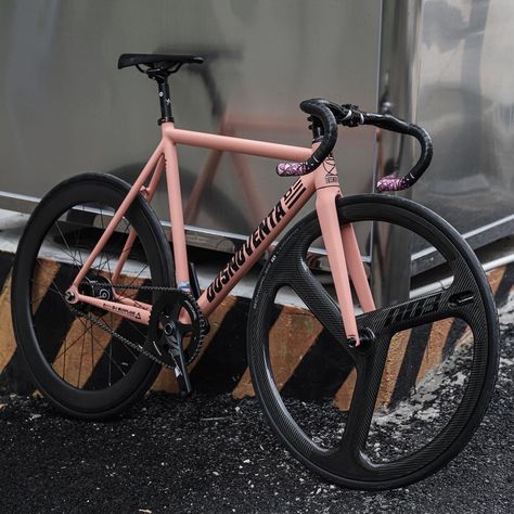 Fixie Bike Pink, Windbreaker Bikes, Fixie Bike Aesthetic, Fixie Bike Ideas Style, Fixie Classic, Fixie Bike Ideas, Bike Touring Packing, Bicycle Fixie, Fixie Gear