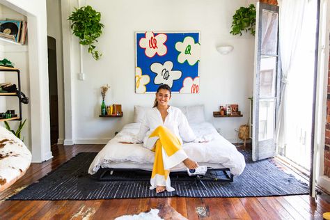 Creative director Willow Rothbart's style in her small Los Angeles studio apartment's style is a mix of industrial, minimalist, and a touch of transitional. Apartment Carpet, Loft Bedroom Ideas, Hollywood Apartment, Ideas For Small Homes, Clever Storage Ideas, Apartment Goals, Loft Bedroom, Studio Apt, Loft Studio