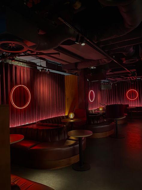 Nightclub Design, Interior Design Gallery, Happy Hour Drinks, Piano Bar, Italo Disco, London Bars, Italian Pizza, Lounge Design, Red Rooms