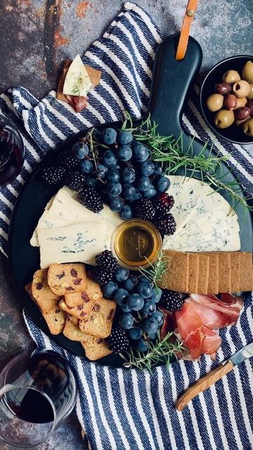 Blue Cheese Charcuterie Board, Blue Cheese Dishes, Blue And White Charcuterie Board, Blue Food Tray Ideas, Coastal Charcuterie Board, Blue Savory Food, Blue Food Board Ideas, Blue Board Night Food, Blue Themed Charcuterie Board