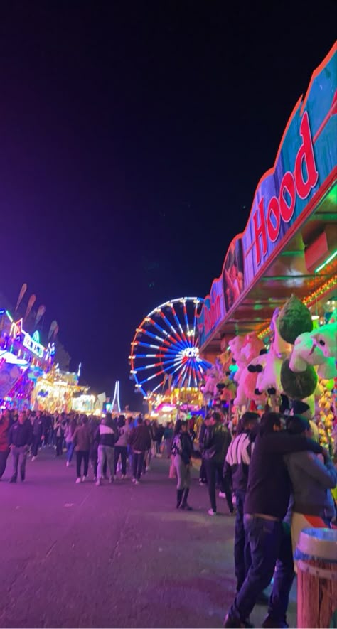 Carnival Asthetic Picture, Fake Photos Instagram Story, Fair Aesthetic Friends, Feria Aesthetic, Sixflags Mexico, Quite Photos, Fair At Night, Carnival Pics, Carnival Pictures