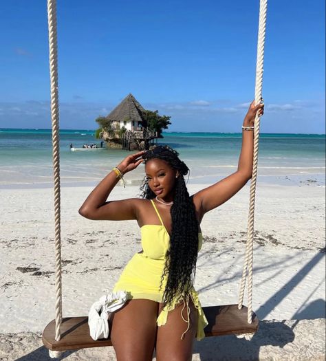 Beach Photo Ideas Black Women, Black Women On Vacation, Zanzibar Photo Ideas, Island Vacation Black Women, Beach Pic Black Women, Black Women Beach Aesthetic, Beach Vacation Pictures, Holiday Outfits Summer, Shotting Photo