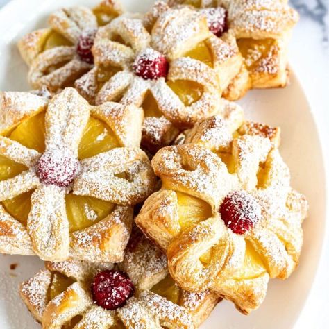 Quick 5-Ingredient Pineapple Puff Pastries – Yummy and fully Mini Turnovers, Easy Puff Pastry Desserts, Entertaining Desserts, Beer Bread Recipe, Puff Pastries, Puff Pastry Desserts, Pastry Cook, Easy Puff Pastry, Bisquick Recipes