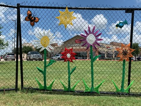 Crochet Fence, Yarn Fence Art, Chain Link Fence Flowers, School Fence Decorations, School Fence Art, Chain Link Fence Art School, Fence Weaving, Fancy Fence, Fence Art