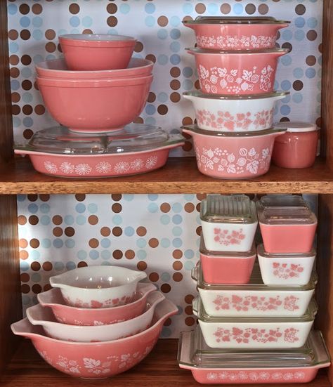 Vintage Pyrex Collection, Pyrex Display, Pink Pyrex, Pyrex Collection, Pyrex Bowls, Pink Kitchen, Vintage Kitchenware, Vintage Dishes, Vintage Pyrex