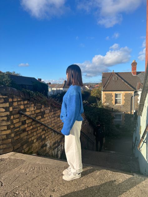 Blue jumper. Beige trousers. Casual outfit. Boyfriend style. Blue Jumper Outfit, Knitted Jumper Outfit, Blue Jumpers, Jumper Outfit, Blue Jumper, Knitted Jumper, White Pants, Aesthetic Outfits, Deep Blue