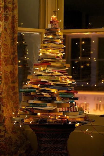 Christmas Tree Out Of Books, Crismas Tree, Harry Potter Weihnachten, Harry Potter Christmas Ornaments, Book Christmas Tree, Wallpaper Natal, A Stack Of Books, Book Tree, Book Christmas