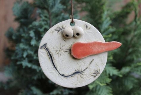 Holiday Pottery, Clay Projects For Kids, Snowman Head, Christmas Pottery, Clay Christmas Decorations, Pottery Christmas, Ceramic Christmas Decorations, Pottery Ornaments, Art Coquillage