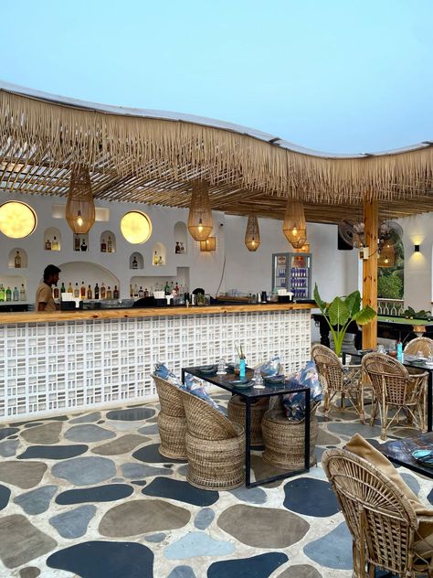 Restaurant Garden Design Outdoor, Aesthetic Beach Restaurant, Beach Restaurant Ideas, Bali Cafe Aesthetic, Beach Restaurant Exterior, Roof Top Bar Design, Beach Hotel Aesthetic, Beach Cafe Aesthetic, Beach Restaurant Aesthetic