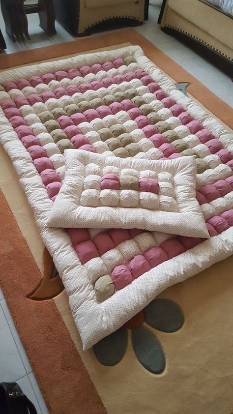 Cozy mattress design ideas for causal use Karpet Perca, Puff Quilt Pattern, Pink Mums, Bubble Quilt, Projek Menjahit, Puff Quilt, Senior Overalls, Small Couch, Homecoming Mums Diy