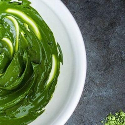 Did you know about the Anti-aging Benefits of Matcha Green Tea?Matcha Green Tea Powder is rich in antioxidants, especially catechins, which can prevent skin damage, puffiness, redness, and other skin conditions that are caused by the free radicals, pollution and other everyday factors, which make our skin lose its glow and firmness. Matcha Oishii is rich in catechins! Find out an Easy Matcha Face Mask Recipe! Green Powder Benefits, Acne Face Mask Recipe, Matcha Mask, Matcha Health Benefits, Matcha Face Mask, Tea Face Mask, Apple Cider Vinegar Face Mask, Face Mask Ingredients, Yogurt Face Mask