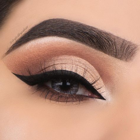 Cosmetic Contact Lenses, Natural Makeup Tips, Applying Eye Makeup, Morphe Brushes, Eye Makeup Steps, Eye Makeup Tips, Natural Eye Makeup, Makeup Goals, Makati