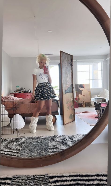 Doja Cat Selfie, Cat Mirror Selfie, Cat Mirror, A Mirror Selfie, Cat Selfie, Bad Gal, Cat Makeup, Female Rappers, How To Pose