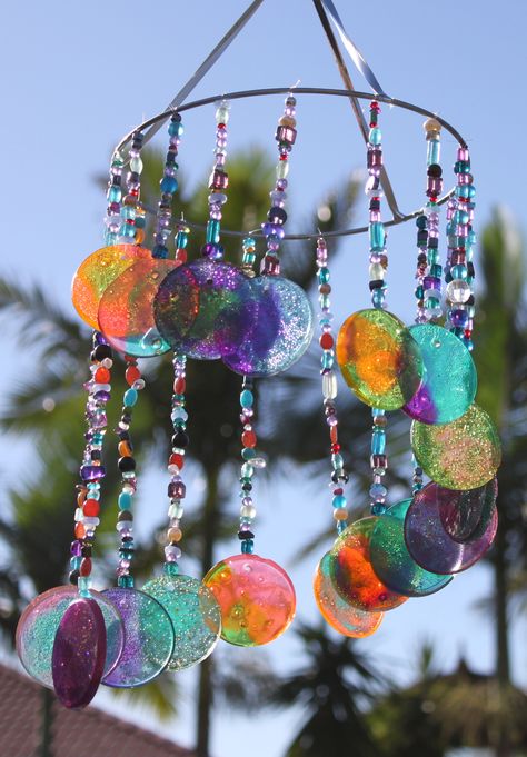 DIY Sun catcher/Wind chime. | stay.at.home.life Diy Sun Catcher, Plastic Cup Crafts, Suncatchers Diy, Beaded Suncatcher, Hippie Crafts, Class Auction, Wind Chimes Homemade, Suncatcher Diy, Garden Totem