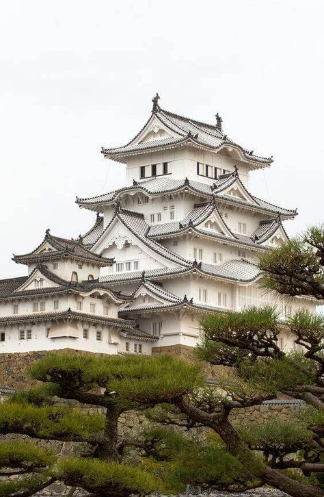 A castle with a unique architectural paint among other castles. One of the castles with its original structure. Himeji Castle, Japanese Castle, Japan Architecture, Japanese Garden Design, Garden Design Layout, Magic Garden, Japon Illustration, Japanese Landscape, Backyard Garden Design