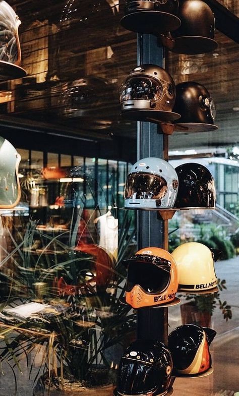 Helmet Shop Interior Design, Motorcycle Showroom Interior, Motorcycle Showroom Design, Biker Shop, Motorcycle Store, Motos Vintage, Helmet Shop, Clean Garage, Vintage Helmet