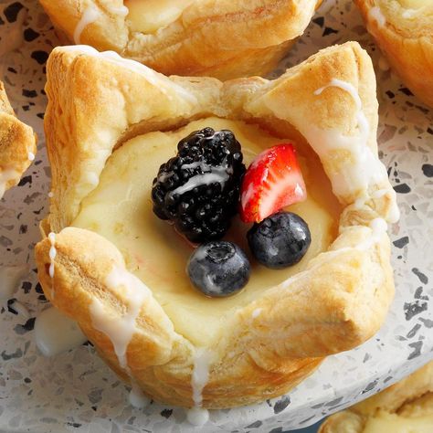 Cheesecake Crowns Easy Puff Pastry Recipe, Potluck Desserts, Easy Puff Pastry, Cake Mug, Impressive Desserts, Elegant Desserts, Homemade Apple Pies, Puff Pastry Recipes, Chocolate Almonds