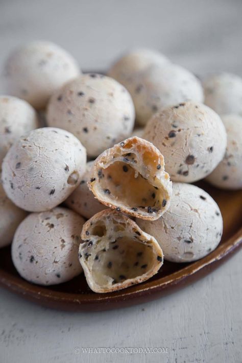 Korean Sesame Mochi Bread Mochi Bread Recipe, Tapioca Bread, Sesame Mochi, Mochi Bread, Choux Buns, Black Sesame Seeds, Cream Puff, Delicious Donuts, Bun Recipe