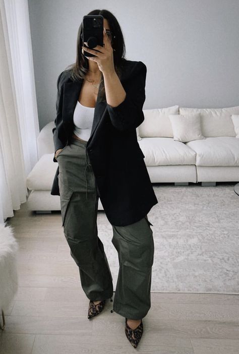 Blazer With Cargo Pants, Looks Blazer, Autumn Fashion Trends, Corporate Girlie, French Outfits, Blazer And Jeans, Clean Fits, Business Clothes, Professional Outfits Women