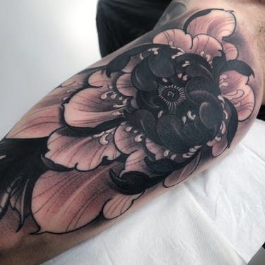 Crisantemo Tattoo, Blast Over Tattoo, Tattoo Over Scar, Wrist Tattoo Cover Up, Chrysanthemum Tattoo, Blackout Tattoo, Irezumi Tattoos, Geniale Tattoos, Peonies Tattoo