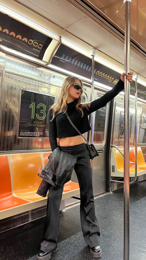 New York Subway Pictures, Metro Rail Photoshoot, Train Shoot Photo Ideas, Nyc Picture Ideas Aesthetic, Train Poses Instagram, Nyc Train Photoshoot, Subway Instagram Pictures, Train Instagram Pictures, Subway Pics Aesthetic