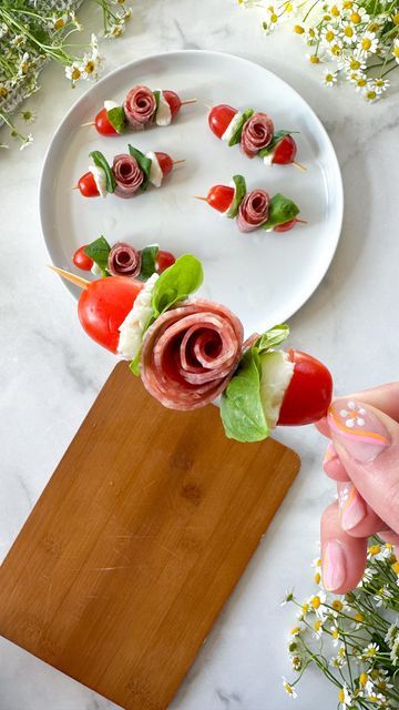 Alaura Berry on Instagram: "Salami Rose & Caprese Skewers 🌹🤍 Trust me, these are the only kind of roses you need for Valentine’s Day this year! These skewers are such a fun and easy appetizer to serve on their own or add to your cheese board. All you need: • Salami Slices • cherry tomato • mozzarella • basil • skewer Serve with a drizzle of balsamic glaze & enjoy!" Salami Appetizer, Beach Dinners, Salami Rose, Mozzerella Cheese, Tomato Mozzarella Basil, Tomato And Mozzarella, Antipasto Skewers, Mozzarella Balls, Skewer Appetizers