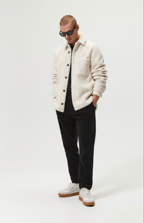 White Sherpa Jacket Outfit Men, Men’s White Jacket Outfit, Men White Jacket Outfit, Cream Overshirt Outfit Men, La Outfits Los Angeles Street Styles Men, White Overshirt Men Outfit, Cream Jacket Outfit Men, Sherpa Jacket Outfit Men, Outfit Sobrecamisa