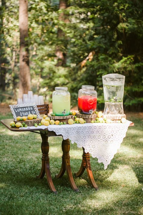 Wedding Lemonade, Wedding Drinks Table, Wedding Reception Cocktail Tables, Wedding Lemonade Stand, Lemonade Wedding, Watermelon Wedding, Wedding Drink Station, Pink And White Weddings, Deco Champetre