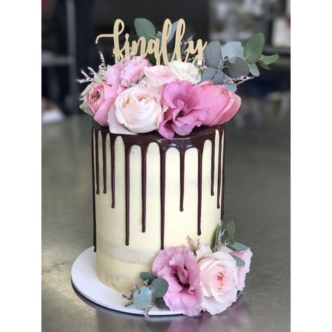 Engagement cake, chocolate drip, cake topper, fresh flowers Chocolate Drip Cake With Flowers, Gold Drip Wedding Cake With Flowers, Choc Drip Cake Ideas, Pink Cake With Chocolate Drip, Chocolate Drip Cake With Strawberries, Chocolate Cake Toppers, Green Birthday Cakes, Birthday Cake Roses, Quick Cake