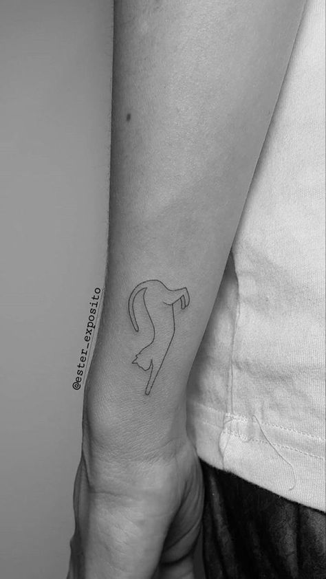 Cat Line Art Tattoo, Tatu Ideas, Minimalist Cat Tattoo, Maching Tattoos, Ear Tattoo Ideas, Petit Tattoo, Ear Tattoos, Cat Tattoo Designs, Ester Exposito