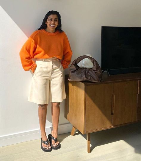 I'm in My 30s—These Are the Shorts I Will and Won't Wear Anymore Pleated Shorts Outfit, Teachers Outfits, Monikh Dale, Trending Skincare, Types Of Shorts, Outfits Shorts, Jumper Style, Low Rise Shorts, Shorts Outfit