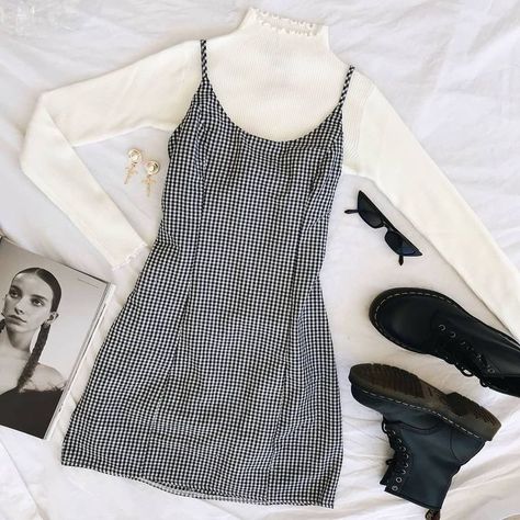 Outfit Escuela, Influencer Outfit, Grunge Outfits Winter, Look Grunge, Doc Martens Outfit, Flirty Outfits, Millennials Fashion, Look Retro, Valentine's Day Outfit