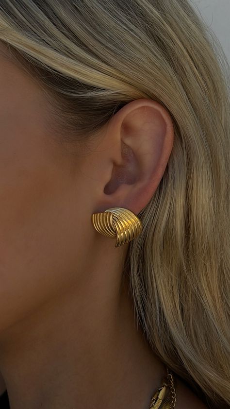 Gold Earrings Aesthetic, 80s Jewelry, Vintage Gold Earrings, Feminine Jewelry, Modern Gold Jewelry, Instagram Jewelry, Bold Earrings, Earring Trends, Chic Earrings