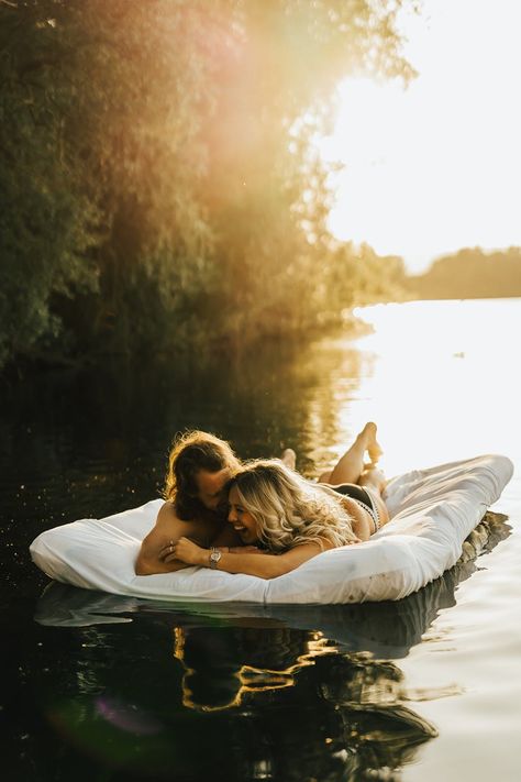 Lake engagement photoshoot ideas | Blog Magical Photoshoot, Carpenter Photography, Engagement Photoshoot Ideas, Lake Photoshoot, Water Shoot, Lake Engagement, Engagement Pictures Poses, Lake Photos, Lake Beach