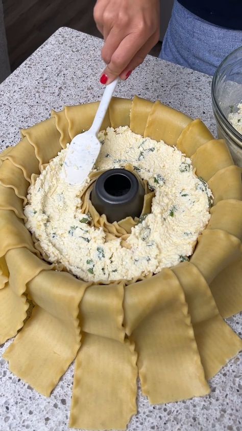 Lasagna Ring Recipe, Bundt Pan Lasagne, Bundt Lasagna Recipe, Lasagna Ring Bundt, Bunt Pan Lasagna Recipe, Lasagna In A Bundt Pan, Bundt Lasagna, Bundt Pan Lasagna Recipe, Lasagna Bundt Pan Recipe