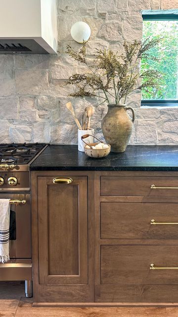 Natural Stone Backsplash, Brick Backsplash Kitchen, Stone Backsplash Kitchen, Brown Kitchen Cabinets, Shaped Kitchen, Brown Cabinets, Stone Backsplash, Welcome To My House, Brown Kitchens