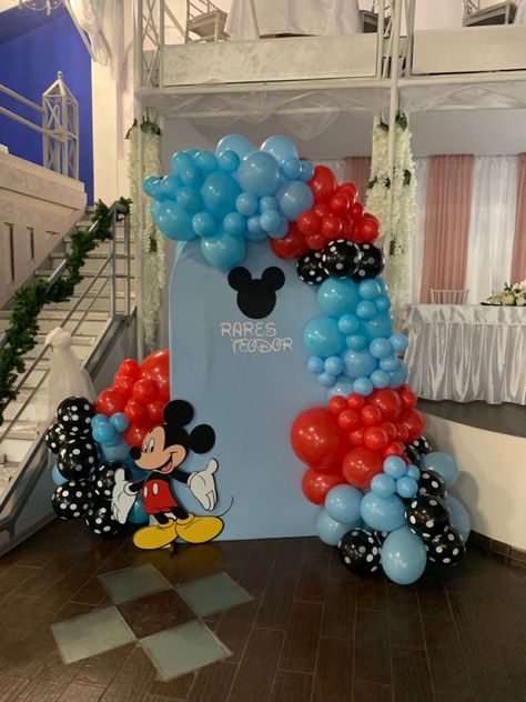 Mickey Mouse Balloon Arch, Mickey Mouse Birthday Decorations, Mickey First Birthday, Minnie Mouse Birthday Party Decorations, Mickey Mouse Themed Birthday Party, Fiesta Mickey Mouse, Mickey Mouse Balloons, Mickey Mouse First Birthday, Mickey Mouse 1st Birthday