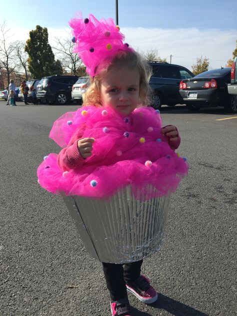 Ice Cream Cone Costume, Cupcake Halloween Costumes, Cupcake Costume, Candy Costumes, Diy Cupcake, Homemade Halloween Costumes, Diy Halloween Costumes Easy, Homemade Costumes, Halloween Costume Contest