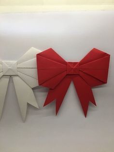 Picture of Origami Bow Diy Origami Decor, Origami Decor, Origami Christmas Tree, Origami Star Box, Tutorial Origami, Decorating Crafts, Origami For Beginners, Origami Dragon, Origami Love