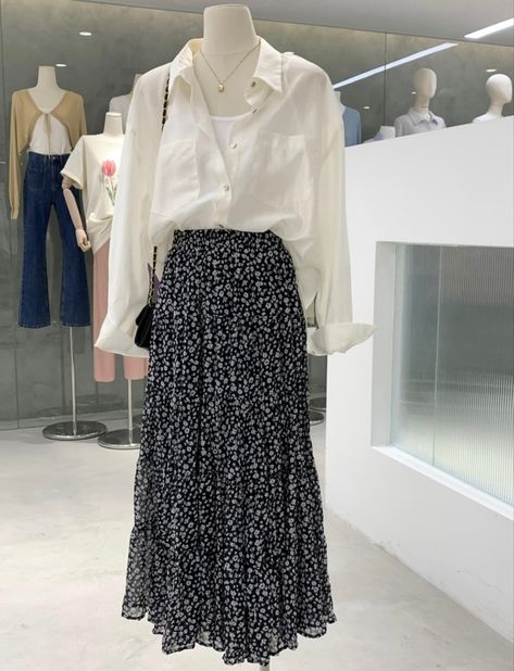 Stylish Outfits For Summer Hijab, Black And White Outfits Ideas, Long Skirt Hijab Outfits, Malaysian Outfit, Muslim Fashion Summer, Modest Summer Outfits Muslim, Skirt Hijab Outfit, Mode Ulzzang, Modesty Outfits